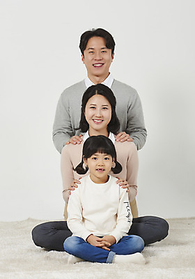 포토 JPG 스튜디오촬영 전신 여자 남자 딸 행복 어린이 가족 엄마 실내 미소 누끼 앉기 성인 앞모습 세명 30대 한국인 육아 아빠 핵가족 흰배경 어깨에손 국내포토 감정 뷰포인트 백그라운드 관계 모션 표정 사람 동양인 내부 장년 흰색 파일형식