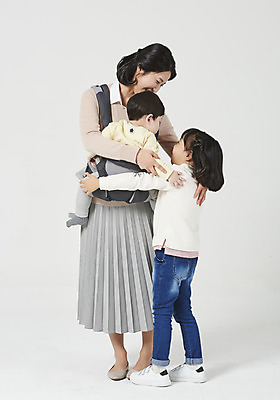 포토 JPG 스튜디오촬영 전신 여자 남자 딸 행복 아들 어린이 가족 안기 포옹 엄마 실내 서기 미소 누끼 성인 앞모습 옆모습 세명 30대 한국인 육아 아기 핵가족 흰배경 국내포토 감정 뷰포인트 백그라운드 관계 모션 표정 사람 동양인 내부 장년 흰색 파일형식