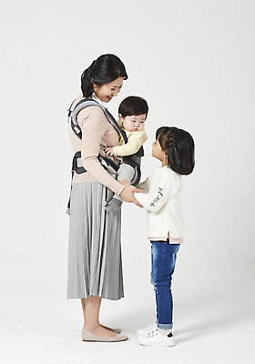 포토 JPG 스튜디오촬영 전신 여자 남자 딸 행복 아들 어린이 가족 안기 엄마 실내 서기 미소 누끼 성인 옆모습 세명 30대 마주보기 한국인 육아 아기 핵가족 흰배경 국내포토 감정 뷰포인트 백그라운드 관계 모션 표정 사람 동양인 내부 장년 흰색 파일형식