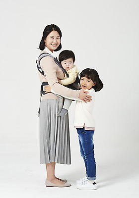 포토 JPG 스튜디오촬영 전신 여자 남자 딸 행복 아들 어린이 가족 안기 엄마 실내 서기 미소 누끼 성인 옆모습 세명 30대 한국인 육아 아기 핵가족 흰배경 국내포토 감정 뷰포인트 백그라운드 관계 모션 표정 사람 동양인 내부 장년 흰색 파일형식