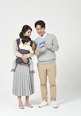 포토 JPG 스튜디오촬영 전신 여자 남자 아들 가족 안기 엄마 부동산 실내 서기 미소 들기 누끼 성인 앞모습 뒷모습 세명 30대 한국인 육아 아기 아빠 핵가족 흰배경 통장 남성육아휴직 육아대디 국내포토 뷰포인트 백그라운드 관계 모션 표정 사람 동양인 내부 장년 금융 흰색 재산 파일형식 육아휴직