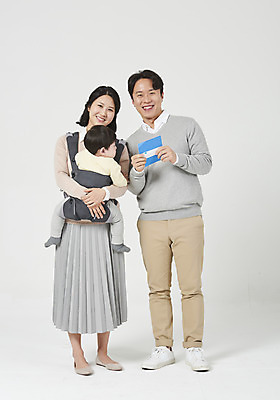 포토 JPG 스튜디오촬영 전신 여자 남자 아들 가족 안기 엄마 부동산 실내 서기 미소 들기 누끼 성인 앞모습 뒷모습 세명 30대 한국인 육아 아기 아빠 핵가족 흰배경 통장 남성육아휴직 육아대디 국내포토 뷰포인트 백그라운드 관계 모션 표정 사람 동양인 내부 장년 금융 흰색 재산 파일형식 육아휴직