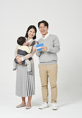 포토 JPG 스튜디오촬영 전신 여자 남자 아들 가족 안기 엄마 부동산 실내 서기 미소 들기 누끼 성인 앞모습 뒷모습 세명 30대 한국인 육아 아기 아빠 핵가족 흰배경 통장 남성육아휴직 육아대디 국내포토 뷰포인트 백그라운드 관계 모션 표정 사람 동양인 내부 장년 금융 흰색 재산 파일형식 육아휴직