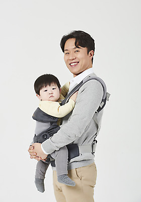 포토 JPG 스튜디오촬영 남자 아들 가족 안기 실내 서기 미소 누끼 상반신 성인 두명 옆모습 30대 한국인 육아 아기 아빠 흰배경 부자지간 남자만 남성육아휴직 육아대디 싱글대디 한부모가족 국내포토 뷰포인트 백그라운드 관계 모션 표정 사람 동양인 내부 장년 흰색 파일형식 육아휴직