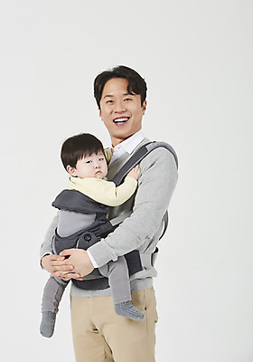 포토 JPG 스튜디오촬영 남자 아들 가족 안기 실내 서기 미소 누끼 상반신 성인 두명 옆모습 뒷모습 30대 한국인 육아 아기 아빠 흰배경 부자지간 남자만 남성육아휴직 육아대디 싱글대디 한부모가족 국내포토 뷰포인트 백그라운드 관계 모션 표정 사람 동양인 내부 장년 흰색 파일형식 육아휴직