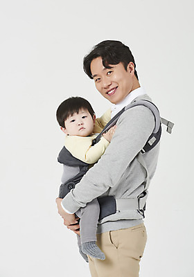 포토 JPG 스튜디오촬영 남자 아들 가족 안기 실내 서기 미소 누끼 상반신 성인 두명 옆모습 30대 한국인 육아 아기 아빠 흰배경 부자지간 남자만 남성육아휴직 육아대디 싱글대디 한부모가족 국내포토 뷰포인트 백그라운드 관계 모션 표정 사람 동양인 내부 장년 흰색 파일형식 육아휴직