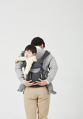 포토 JPG 스튜디오촬영 남자 아들 가족 안기 실내 서기 누끼 상반신 성인 두명 뒷모습 30대 한국인 육아 아기 뒤돌아보기 아빠 흰배경 업기 부자지간 남자만 불편함 남성육아휴직 육아대디 싱글대디 한부모가족 국내포토 뷰포인트 백그라운드 관계 모션 사람 동양인 내부 장년 흰색 감각 파일형식 육아휴직