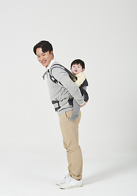 포토 JPG 스튜디오촬영 전신 남자 아들 가족 안기 실내 서기 누끼 성인 두명 옆모습 30대 한국인 육아 아기 아빠 흰배경 부자지간 남자만 남성육아휴직 육아대디 싱글대디 한부모가족 국내포토 뷰포인트 백그라운드 관계 모션 사람 동양인 내부 장년 흰색 파일형식 육아휴직