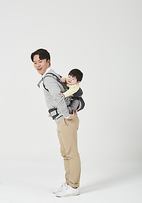 포토 JPG 스튜디오촬영 전신 남자 아들 가족 안기 실내 서기 누끼 성인 두명 옆모습 30대 한국인 육아 아기 아빠 울음 흰배경 당황 부자지간 남자만 남성육아휴직 육아대디 싱글대디 한부모가족 국내포토 감정 뷰포인트 백그라운드 관계 모션 표정 사람 동양인 내부 장년 흰색 파일형식 육아휴직