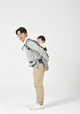 포토 JPG 스튜디오촬영 전신 남자 아들 가족 안기 실내 서기 누끼 성인 두명 옆모습 30대 한국인 육아 아기 아빠 울음 흰배경 당황 부자지간 남자만 남성육아휴직 육아대디 싱글대디 한부모가족 국내포토 감정 뷰포인트 백그라운드 관계 모션 표정 사람 동양인 내부 장년 흰색 파일형식 육아휴직