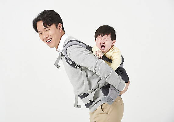 포토 JPG 스튜디오촬영 남자 아들 가족 안기 실내 서기 누끼 상반신 성인 두명 옆모습 30대 한국인 육아 아기 아빠 울음 흰배경 당황 부자지간 남자만 남성육아휴직 육아대디 싱글대디 한부모가족 국내포토 감정 뷰포인트 백그라운드 관계 모션 표정 사람 동양인 내부 장년 흰색 파일형식 육아휴직