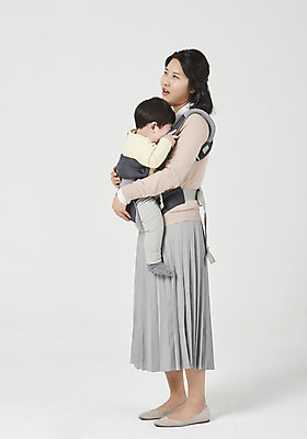 포토 JPG 스튜디오촬영 전신 여자 남자 아들 가족 안기 엄마 실내 서기 누끼 성인 두명 옆모습 30대 한국인 육아 아기 흰배경 숨기 힘듦 싱글맘 한부모가족 국내포토 모자관계 뷰포인트 백그라운드 컨셉 관계 모션 사람 동양인 내부 장년 흰색 파일형식