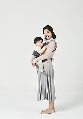 포토 JPG 스튜디오촬영 전신 여자 남자 아들 가족 안기 엄마 실내 서기 미소 누끼 성인 두명 옆모습 30대 한국인 육아 아기 흰배경 싱글맘 한부모가족 국내포토 모자관계 뷰포인트 백그라운드 관계 모션 표정 사람 동양인 내부 장년 흰색 파일형식