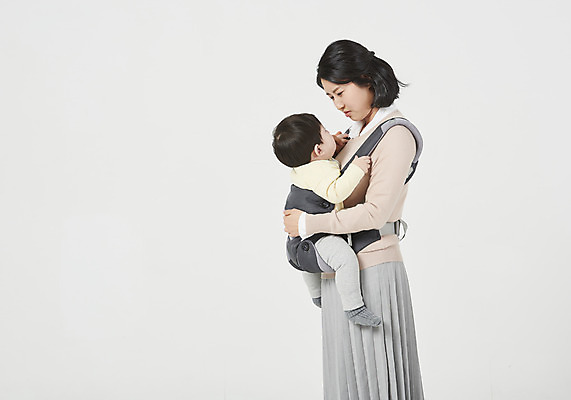 포토 JPG 스튜디오촬영 여자 남자 아들 가족 안기 엄마 실내 서기 누끼 상반신 성인 두명 옆모습 30대 마주보기 한국인 육아 아기 흰배경 힘듦 싱글맘 한부모가족 국내포토 모자관계 뷰포인트 백그라운드 컨셉 관계 모션 사람 동양인 내부 장년 흰색 파일형식