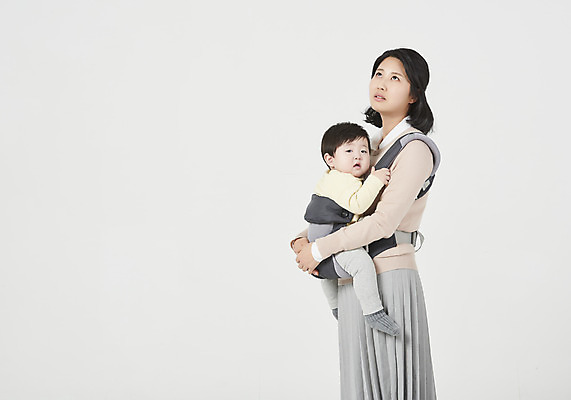 포토 JPG 스튜디오촬영 여자 남자 아들 가족 안기 엄마 실내 서기 누끼 상반신 성인 두명 옆모습 30대 한국인 육아 아기 흰배경 힘듦 싱글맘 한부모가족 국내포토 모자관계 뷰포인트 백그라운드 컨셉 관계 모션 사람 동양인 내부 장년 흰색 파일형식