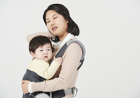 포토 JPG 스튜디오촬영 여자 남자 아들 가족 안기 엄마 실내 서기 누끼 상반신 성인 두명 옆모습 30대 한국인 육아 아기 흰배경 힘듦 싱글맘 한부모가족 국내포토 모자관계 뷰포인트 백그라운드 컨셉 관계 모션 사람 동양인 내부 장년 흰색 파일형식