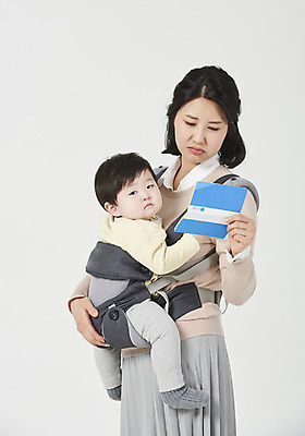 포토 JPG 스튜디오촬영 응시 여자 남자 아들 가족 안기 엄마 실내 서기 들기 누끼 상반신 성인 두명 옆모습 30대 한국인 육아 아기 고민 흰배경 통장 싱글맘 한부모가족 국내포토 모자관계 시선 감정 뷰포인트 백그라운드 관계 모션 사람 동양인 내부 장년 금융 흰색 파일형식