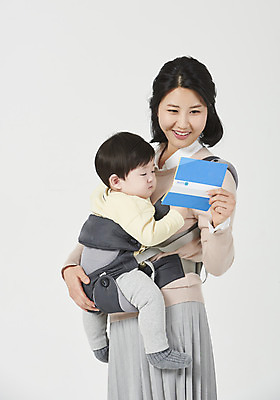 포토 JPG 스튜디오촬영 응시 여자 남자 아들 가족 안기 엄마 실내 서기 미소 들기 누끼 상반신 성인 두명 30대 한국인 육아 아기 흰배경 통장 싱글맘 한부모가족 국내포토 모자관계 시선 백그라운드 관계 모션 표정 사람 동양인 내부 장년 금융 흰색 파일형식