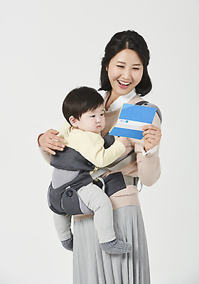 포토 JPG 스튜디오촬영 응시 여자 남자 아들 가족 안기 엄마 실내 서기 미소 들기 누끼 상반신 성인 두명 30대 기쁨 한국인 육아 아기 흰배경 통장 싱글맘 한부모가족 국내포토 모자관계 시선 감정 백그라운드 관계 모션 표정 사람 동양인 내부 장년 금융 흰색 파일형식