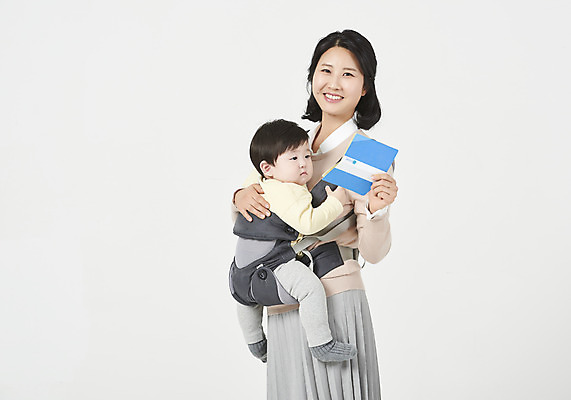 포토 JPG 스튜디오촬영 여자 남자 아들 가족 안기 엄마 실내 서기 미소 들기 누끼 상반신 성인 두명 옆모습 30대 한국인 육아 아기 흰배경 통장 싱글맘 한부모가족 국내포토 모자관계 뷰포인트 백그라운드 관계 모션 표정 사람 동양인 내부 장년 금융 흰색 파일형식