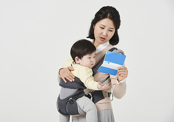 포토 JPG 스튜디오촬영 응시 여자 남자 아들 가족 안기 엄마 실내 서기 들기 누끼 상반신 성인 두명 옆모습 30대 한국인 육아 아기 고민 흰배경 통장 싱글맘 한부모가족 국내포토 모자관계 시선 감정 뷰포인트 백그라운드 관계 모션 사람 동양인 내부 장년 금융 흰색 파일형식