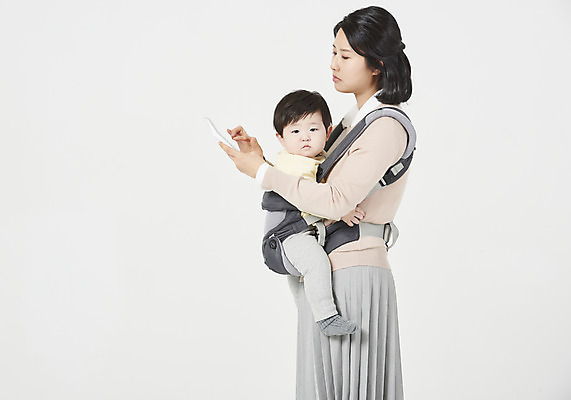 포토 JPG 스튜디오촬영 여자 남자 아들 가족 안기 엄마 실내 서기 들기 누끼 상반신 성인 두명 옆모습 30대 한국인 육아 계산기 아기 계산 흰배경 싱글맘 한부모가족 국내포토 모자관계 뷰포인트 백그라운드 관계 모션 문구용품 사람 동양인 내부 장년 장비 흰색 파일형식