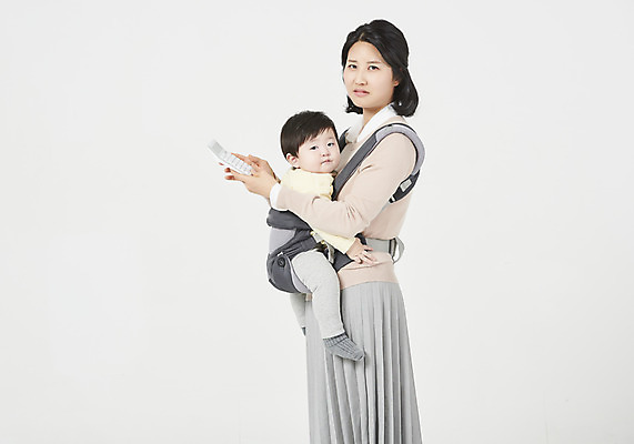 포토 JPG 스튜디오촬영 여자 남자 아들 가족 안기 엄마 실내 서기 들기 누끼 상반신 성인 두명 옆모습 30대 한국인 육아 계산기 아기 계산 흰배경 싱글맘 한부모가족 국내포토 모자관계 뷰포인트 백그라운드 관계 모션 문구용품 사람 동양인 내부 장년 장비 흰색 파일형식