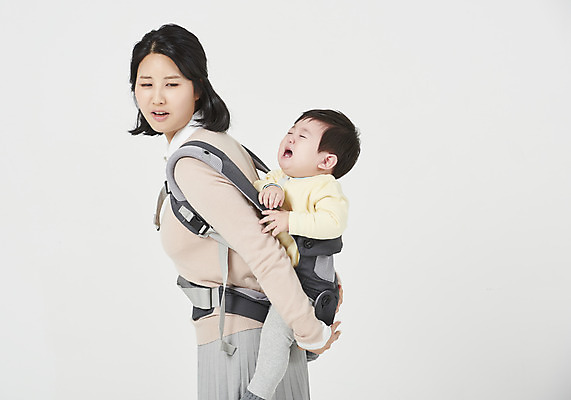 포토 JPG 스튜디오촬영 여자 남자 아들 가족 안기 엄마 실내 서기 누끼 상반신 성인 두명 옆모습 30대 한국인 육아 아기 울음 흰배경 당황 달래기 싱글맘 한부모가족 국내포토 모자관계 감정 뷰포인트 백그라운드 관계 모션 표정 사람 동양인 내부 장년 흰색 파일형식