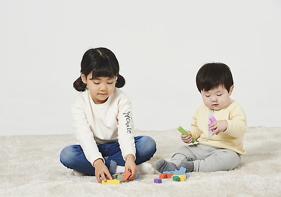 포토 JPG 스튜디오촬영 전신 여자 남자 어린이 가족 실내 남매 누끼 앉기 두명 앞모습 장난감 블록 한국인 육아 아기 즐거움 흰배경 동생 남동생 놀기 누나 국내포토 감정 뷰포인트 백그라운드 관계 모션 사람 동양인 내부 흰색 파일형식