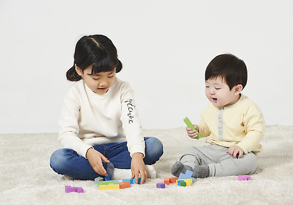 포토 JPG 스튜디오촬영 전신 여자 남자 어린이 가족 실내 남매 누끼 앉기 두명 앞모습 장난감 블록 한국인 육아 아기 즐거움 흰배경 동생 남동생 놀기 누나 국내포토 감정 뷰포인트 백그라운드 관계 모션 사람 동양인 내부 흰색 파일형식