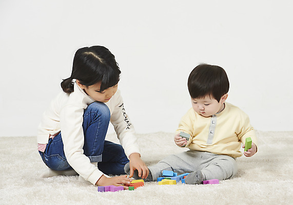 포토 JPG 스튜디오촬영 전신 여자 남자 어린이 가족 실내 남매 누끼 앉기 두명 앞모습 장난감 블록 한국인 육아 아기 즐거움 흰배경 동생 남동생 놀기 누나 국내포토 감정 뷰포인트 백그라운드 관계 모션 사람 동양인 내부 흰색 파일형식