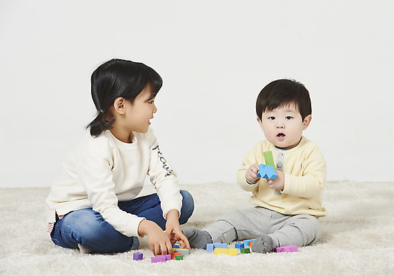 포토 JPG 스튜디오촬영 전신 여자 남자 어린이 가족 실내 남매 누끼 앉기 두명 앞모습 장난감 블록 한국인 육아 아기 즐거움 흰배경 동생 남동생 놀기 누나 국내포토 감정 뷰포인트 백그라운드 관계 모션 사람 동양인 내부 흰색 파일형식