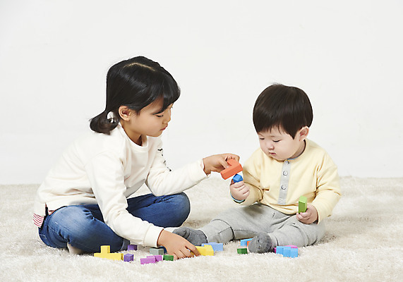 포토 JPG 스튜디오촬영 전신 여자 남자 어린이 가족 실내 남매 누끼 앉기 두명 앞모습 장난감 블록 한국인 육아 아기 즐거움 흰배경 동생 남동생 놀기 누나 국내포토 감정 뷰포인트 백그라운드 관계 모션 사람 동양인 내부 흰색 파일형식