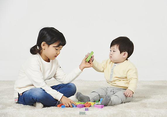 포토 JPG 스튜디오촬영 전신 여자 남자 어린이 가족 실내 남매 누끼 앉기 두명 앞모습 옆모습 장난감 블록 한국인 육아 아기 즐거움 흰배경 동생 남동생 놀기 누나 국내포토 감정 뷰포인트 백그라운드 관계 모션 사람 동양인 내부 흰색 파일형식