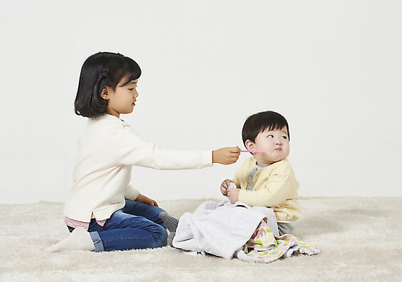 포토 JPG 스튜디오촬영 전신 응시 여자 남자 어린이 가족 실내 남매 누끼 앉기 두명 옆모습 한국인 육아 아기 먹여주기 즐거움 흰배경 동생 이유식 남동생 누나 국내포토 시선 감정 음식 뷰포인트 백그라운드 관계 모션 사람 동양인 내부 흰색 먹기 파일형식