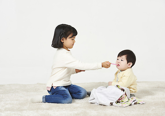 포토 JPG 스튜디오촬영 전신 여자 남자 어린이 가족 실내 남매 누끼 앉기 두명 옆모습 한국인 육아 아기 먹여주기 즐거움 흰배경 동생 이유식 남동생 누나 국내포토 감정 음식 뷰포인트 백그라운드 관계 모션 사람 동양인 내부 흰색 먹기 파일형식