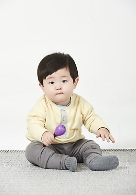 포토 JPG 스튜디오촬영 전신 남자 실내 한명 누끼 앉기 앞모습 한국인 육아 아기 흰배경 딸랑이 놀기 남자아기한명만 국내포토 1 뷰포인트 백그라운드 모션 사람 동양인 내부 아기용품 흰색 남자한명만 남자아기만 파일형식