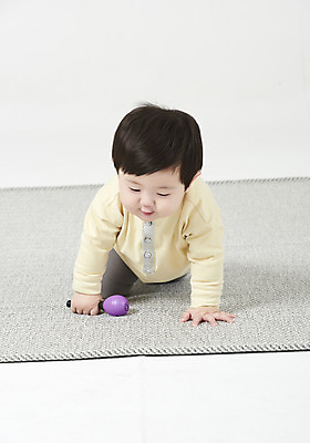 포토 JPG 스튜디오촬영 전신 남자 엎드리기 실내 한명 누끼 앞모습 한국인 육아 아기 흰배경 딸랑이 기어가기 놀기 남자아기한명만 국내포토 1 뷰포인트 백그라운드 모션 사람 동양인 내부 아기용품 흰색 남자한명만 남자아기만 파일형식