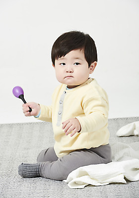 포토 JPG 스튜디오촬영 전신 응시 남자 실내 한명 들기 누끼 앉기 옆모습 한국인 육아 아기 흰배경 딸랑이 놀기 남자아기한명만 국내포토 1 시선 뷰포인트 백그라운드 모션 사람 동양인 내부 아기용품 흰색 남자한명만 남자아기만 파일형식