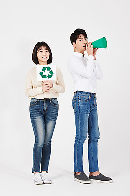 포토 JPG 스튜디오촬영 전신 여자 남자 대학생 실내 서기 미소 들기 누끼 20대 청년 성인 두명 앞모습 옆모습 자연보호 환경 그린캠페인 확성기 외침 재활용 한국인 흰배경 에코 성인만 그린슈머 재활용표시 국내포토 학생 캠페인 뷰포인트 백그라운드 모션 자연 표시 표정 사람 동양인 내부 소리 흰색 보호 친환경 파일형식