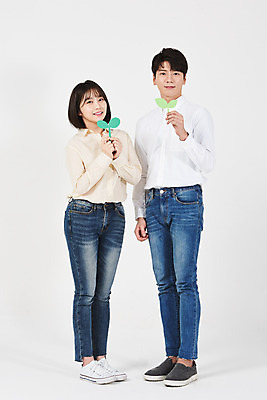 포토 JPG 스튜디오촬영 전신 여자 남자 대학생 실내 서기 미소 들기 누끼 20대 청년 성인 두명 앞모습 새싹 자연보호 환경 그린캠페인 한국인 식목일 흰배경 에코 성인만 그린슈머 국내포토 식물 학생 기념일 캠페인 뷰포인트 백그라운드 모션 자연 표정 사람 동양인 내부 흰색 보호 파일형식