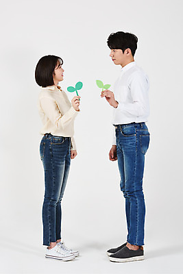 포토 JPG 스튜디오촬영 전신 여자 남자 대학생 실내 서기 들기 누끼 20대 청년 성인 두명 옆모습 마주보기 새싹 자연보호 환경 그린캠페인 한국인 식목일 흰배경 에코 성인만 그린슈머 국내포토 식물 학생 기념일 캠페인 뷰포인트 백그라운드 모션 자연 사람 동양인 내부 흰색 보호 파일형식