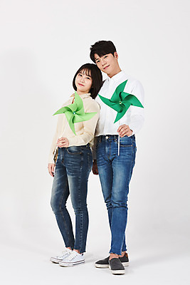 포토 JPG 스튜디오촬영 전신 여자 남자 대학생 실내 서기 미소 들기 누끼 20대 청년 성인 두명 옆모습 자연보호 환경 그린캠페인 기댐 한국인 바람개비 흰배경 에코 성인만 그린슈머 국내포토 학생 캠페인 뷰포인트 백그라운드 모션 자연 표정 사람 동양인 내부 흰색 보호 파일형식