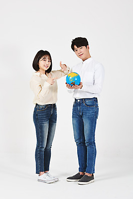 포토 JPG 스튜디오촬영 전신 여자 남자 대학생 실내 서기 미소 들기 누끼 20대 청년 성인 두명 앞모습 옆모습 지구본 자연보호 환경 그린캠페인 한국인 가리킴 흰배경 에코 성인만 그린슈머 국내포토 학생 캠페인 뷰포인트 백그라운드 모션 자연 표정 사람 동양인 손짓 내부 흰색 보호 파일형식