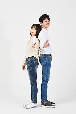 포토 JPG 스튜디오촬영 전신 여자 남자 대학생 전구 실내 서기 미소 들기 누끼 20대 청년 성인 두명 옆모습 자연보호 환경 그린캠페인 한국인 등맞대기 흰배경 에코 성인만 그린슈머 국내포토 학생 캠페인 뷰포인트 백그라운드 모션 자연 표정 사람 동양인 내부 흰색 보호 파일형식