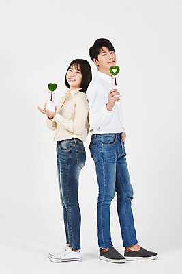 포토 JPG 스튜디오촬영 전신 여자 남자 화분 대학생 실내 서기 미소 들기 누끼 20대 청년 성인 두명 옆모습 자연보호 환경 그린캠페인 한국인 등맞대기 식목일 흰배경 에코 성인만 그린슈머 국내포토 학생 기념일 캠페인 뷰포인트 백그라운드 모션 자연 표정 사람 동양인 내부 흰색 보호 파일형식