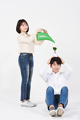 포토 JPG 스튜디오촬영 전신 여자 남자 화분 대학생 실내 서기 미소 누끼 앉기 20대 청년 성인 두명 앞모습 옆모습 자연보호 환경 그린캠페인 물뿌리개 한국인 식목일 흰배경 에코 성인만 그린슈머 국내포토 학생 기념일 캠페인 뷰포인트 백그라운드 모션 자연 표정 사람 동양인 내부 흰색 보호 파일형식