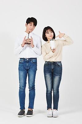 포토 JPG 스튜디오촬영 전신 여자 남자 대학생 실내 서기 누끼 20대 청년 성인 두명 앞모습 자연보호 환경 그린캠페인 한국인 가리킴 흰배경 에코 권유 텀블러 테이크아웃컵 성인만 그린슈머 국내포토 학생 캠페인 뷰포인트 백그라운드 모션 자연 사람 동양인 손짓 내부 컵 흰색 보호 파일형식