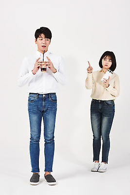 포토 JPG 스튜디오촬영 전신 여자 남자 대학생 실내 서기 누끼 20대 청년 성인 두명 앞모습 자연보호 환경 그린캠페인 한국인 가리킴 흰배경 에코 권유 텀블러 테이크아웃컵 성인만 그린슈머 국내포토 학생 캠페인 뷰포인트 백그라운드 모션 자연 사람 동양인 손짓 내부 컵 흰색 보호 파일형식