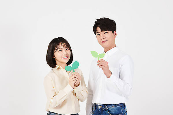 포토 JPG 스튜디오촬영 여자 남자 대학생 실내 서기 미소 들기 누끼 상반신 20대 청년 성인 두명 앞모습 새싹 자연보호 환경 그린캠페인 한국인 식목일 흰배경 에코 성인만 그린슈머 국내포토 식물 학생 기념일 캠페인 뷰포인트 백그라운드 모션 자연 표정 사람 동양인 내부 흰색 보호 파일형식